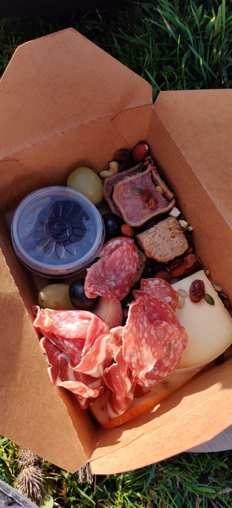 Une partie du repas proposé dans le panier mixte de la Ferme des Loups à Trooz