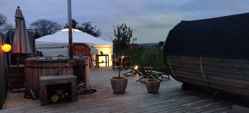 La yourte, le bain finlandais et le sauna à la tombée de la nuit
