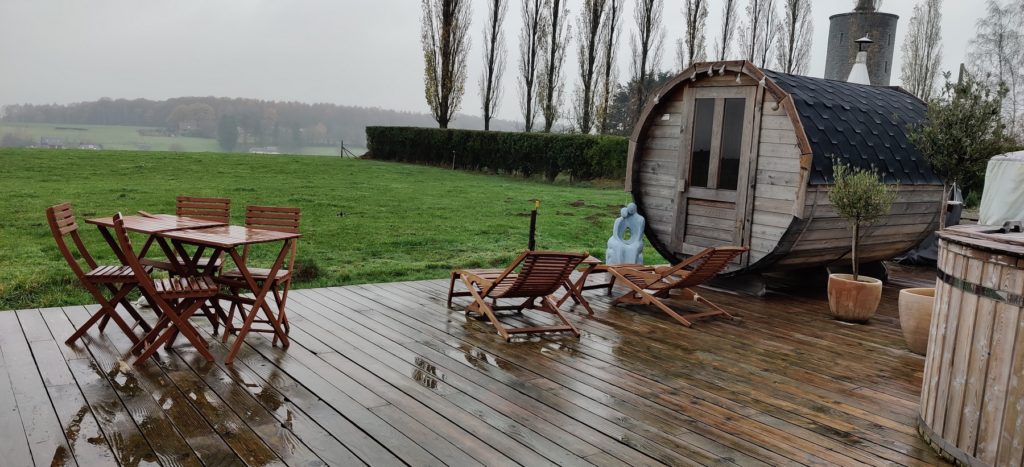Le sauna et la vue sur les champs voisins