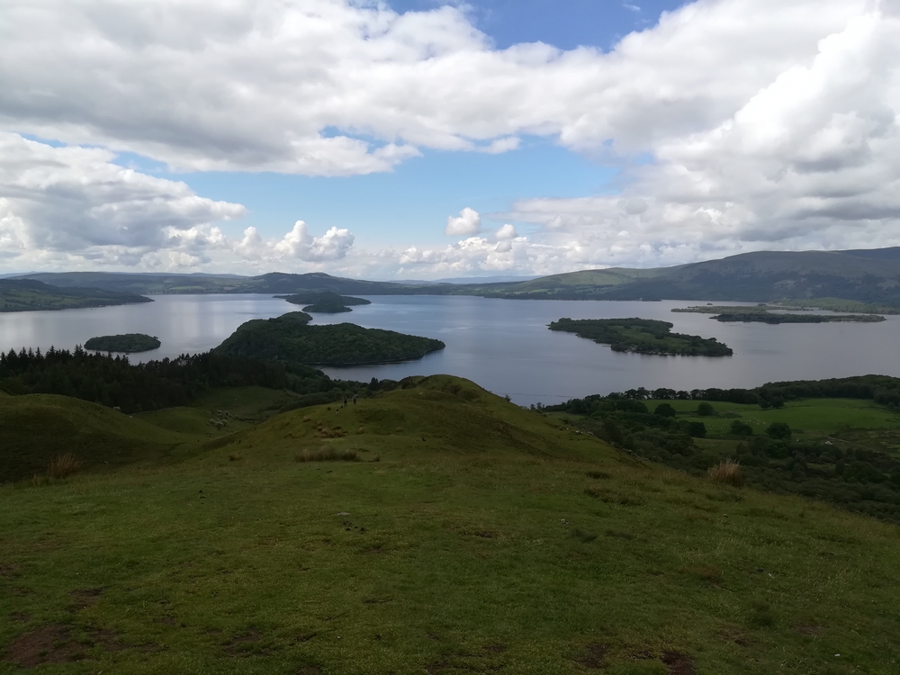 Le paysage depuis le sommet de la Conic Hill, le Loch Lommond en arrière plan