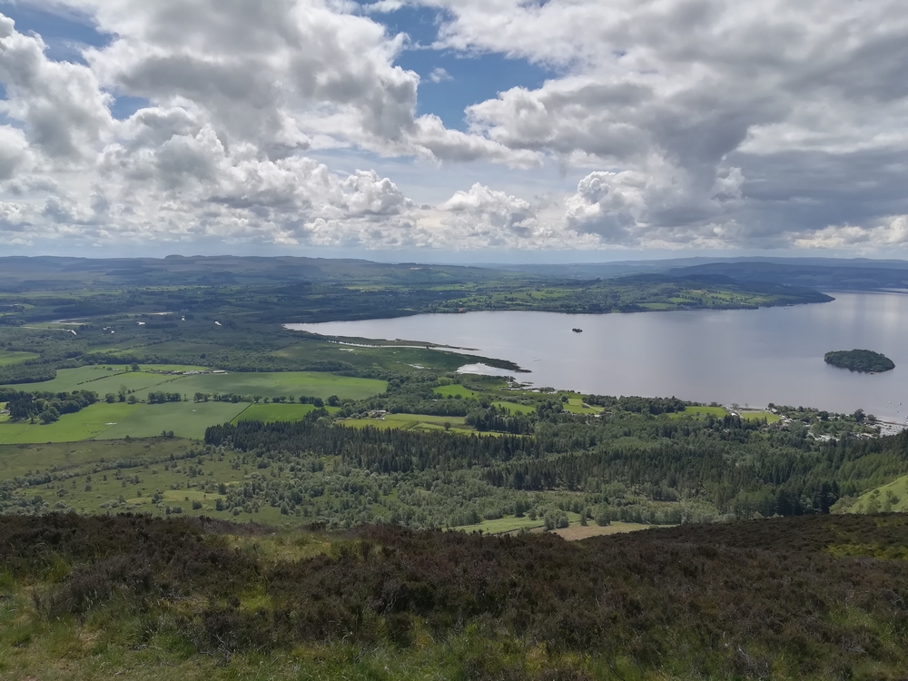 Le paysage depuis le sommet de la Conic Hill, le Loch Lommond en arrière plan