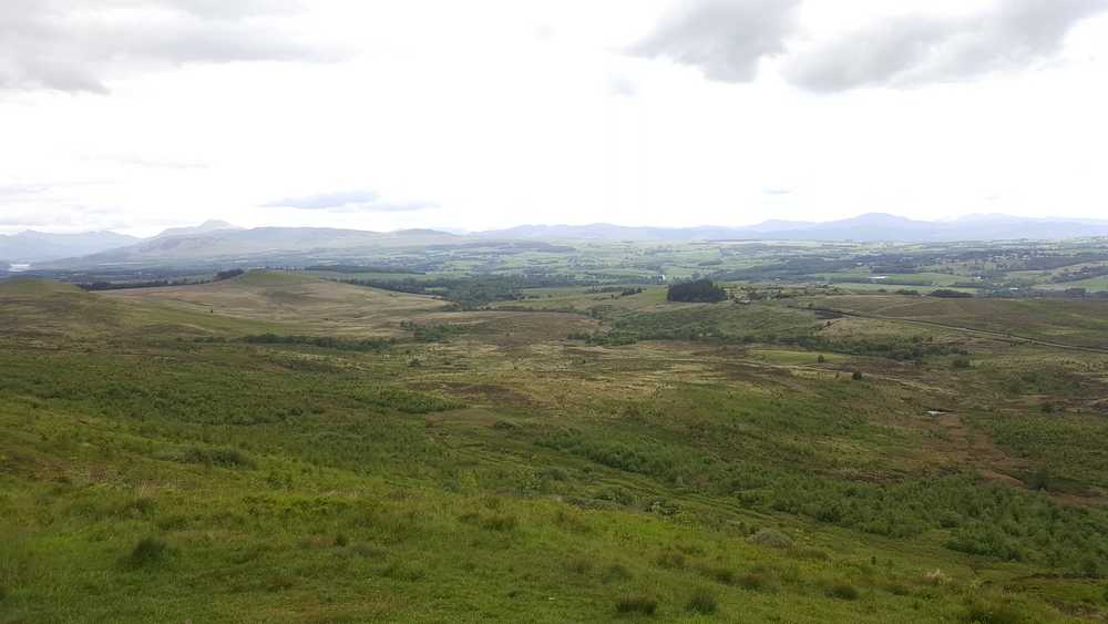 Le paysage depuis le sommet de la Conic Hill, la vue vers les terres