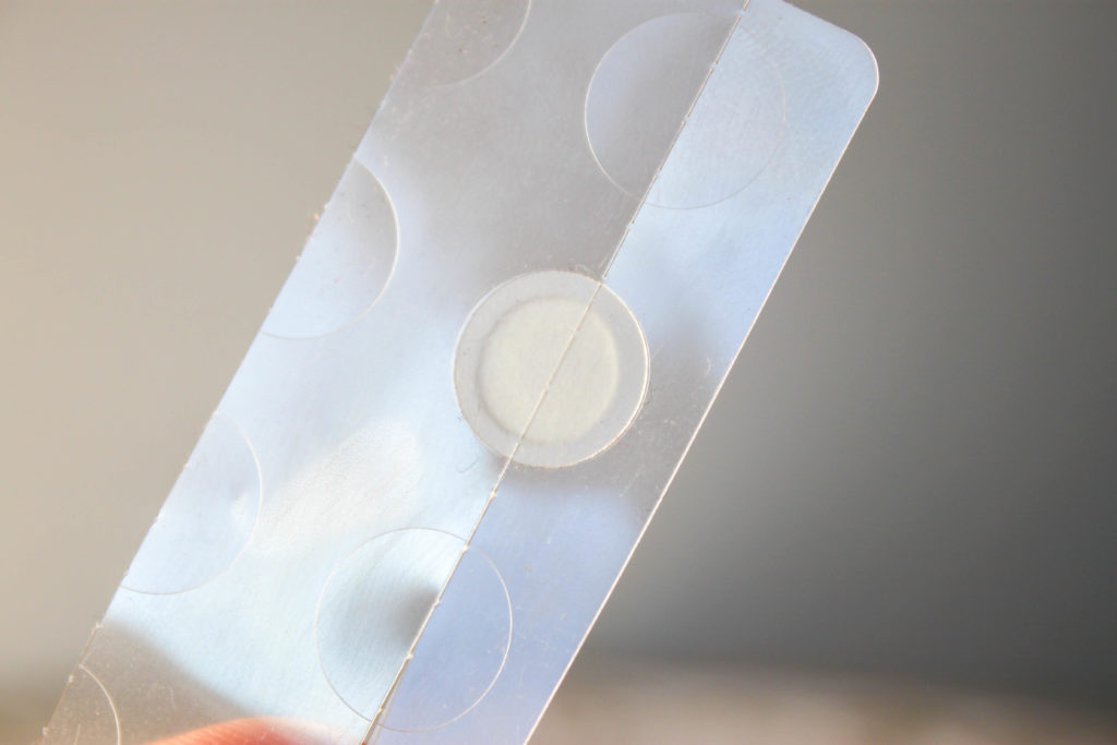 Les patches hydrocolloïdes de la gamme "30 days miracle" de Some By Mi, à la sortie du flacon